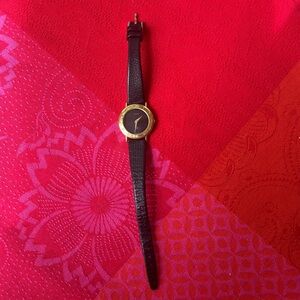 Authentic Vintage Gold Gucci watch leather band Roman Numeral Gucci Logo VGC